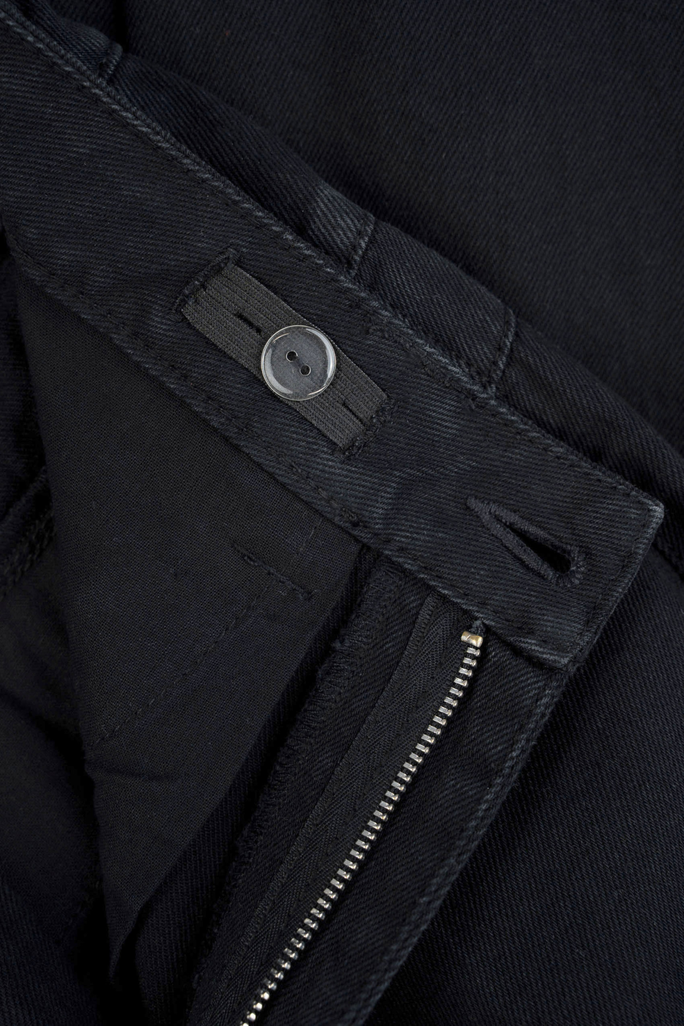 Czarne spodnie jeansowe o kroju BAGGY z naszywanymi gwiazdkami Czarne spodnie jeansowe o kroju BAGGY z naszywanymi gwiazdkami