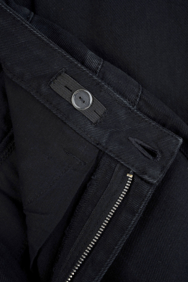 Czarne spodnie jeansowe o kroju BAGGY z naszywanymi gwiazdkami Czarne spodnie jeansowe o kroju BAGGY z naszywanymi gwiazdkami