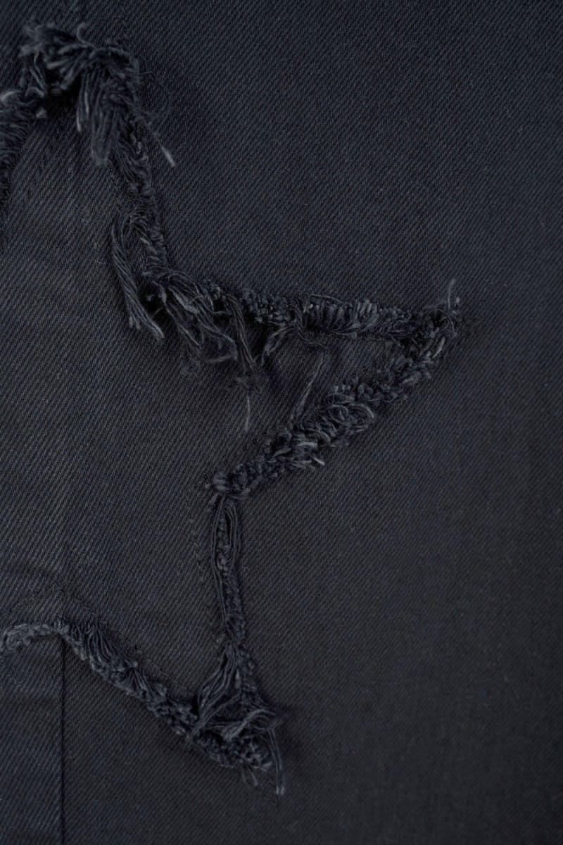 Czarne spodnie jeansowe o kroju BAGGY z naszywanymi gwiazdkami Czarne spodnie jeansowe o kroju BAGGY z naszywanymi gwiazdkami