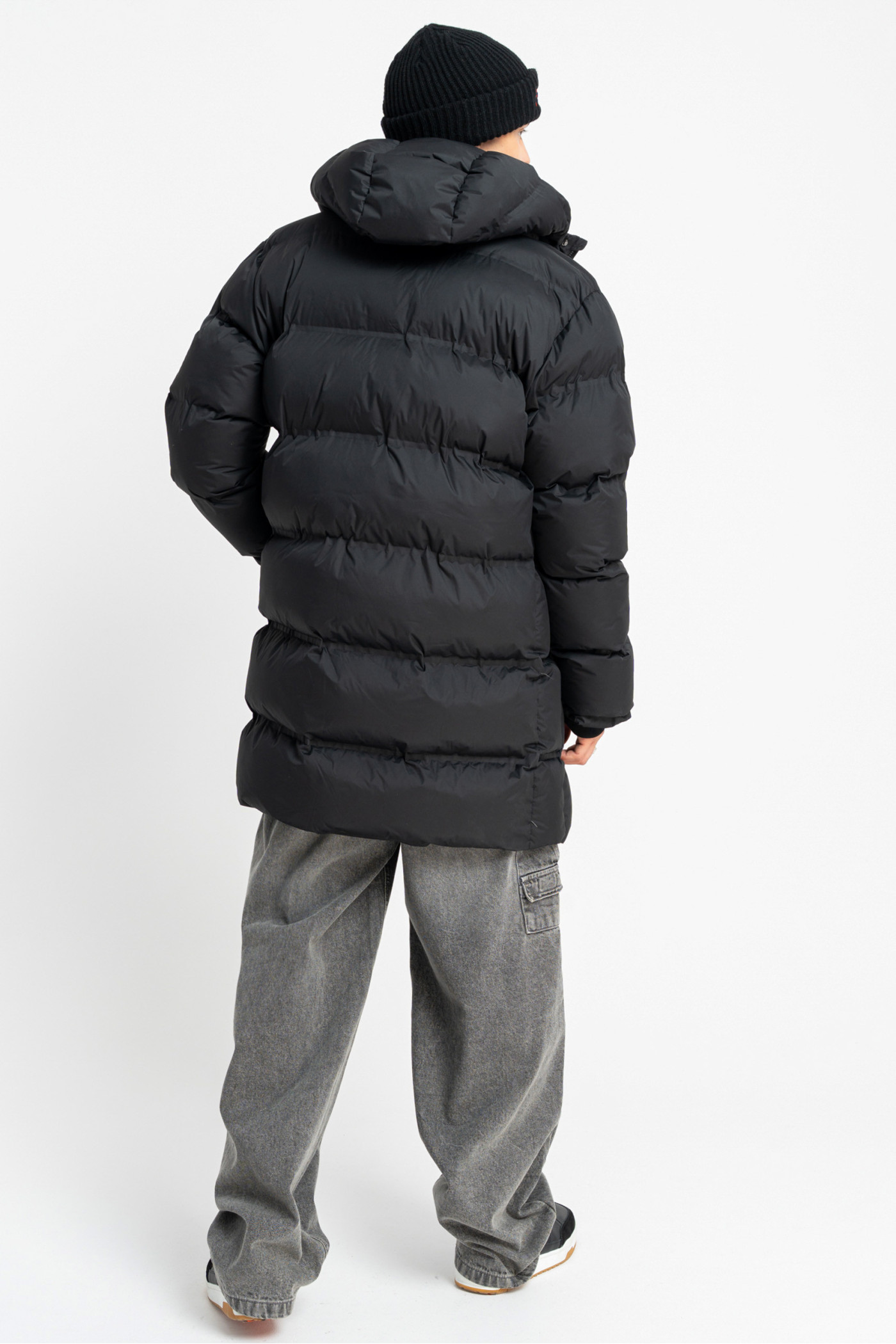 Czarna długa pikowana kurtka ocieplana z obszernym kapturem