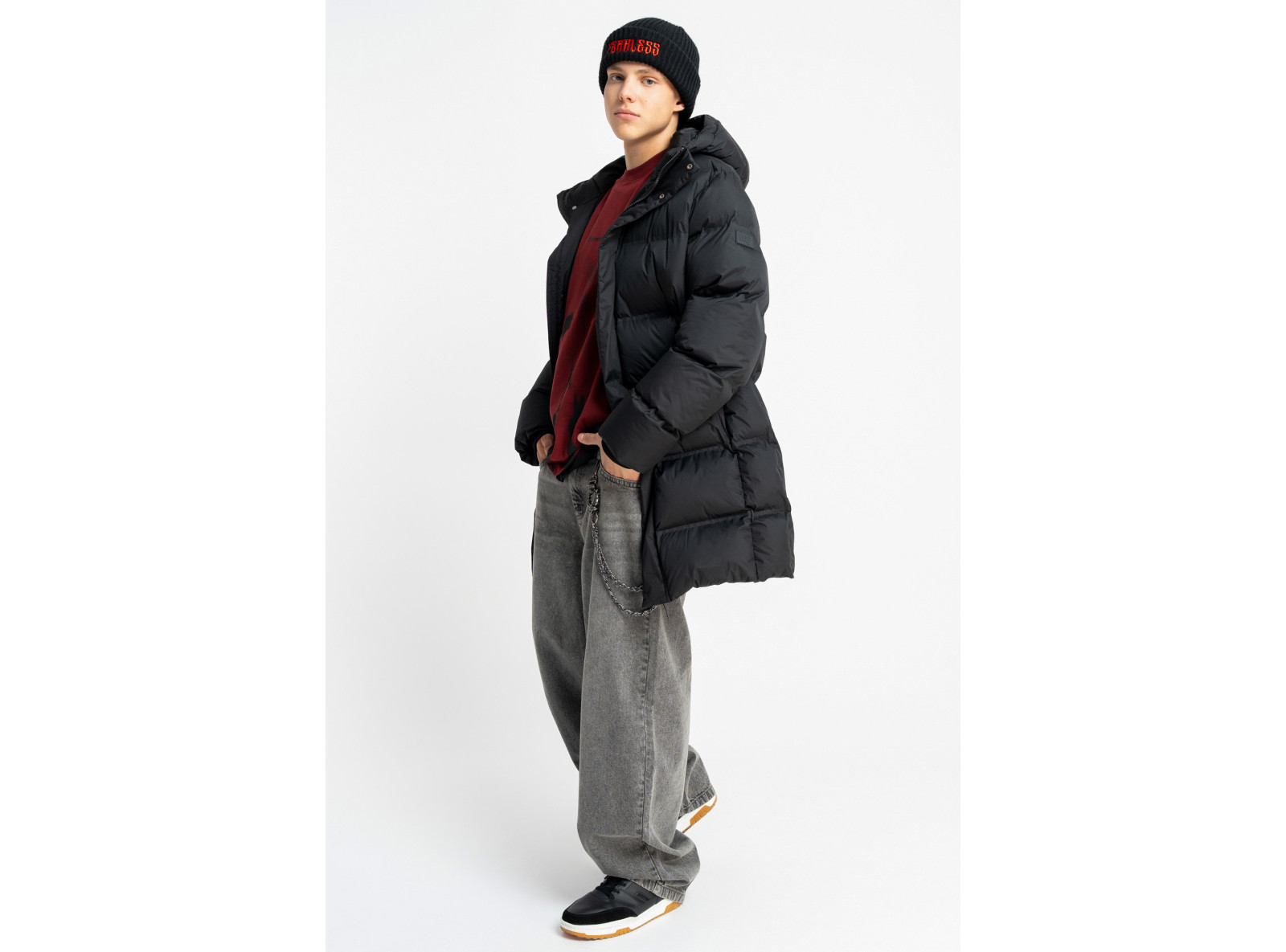 Czarna długa pikowana kurtka ocieplana z obszernym kapturem