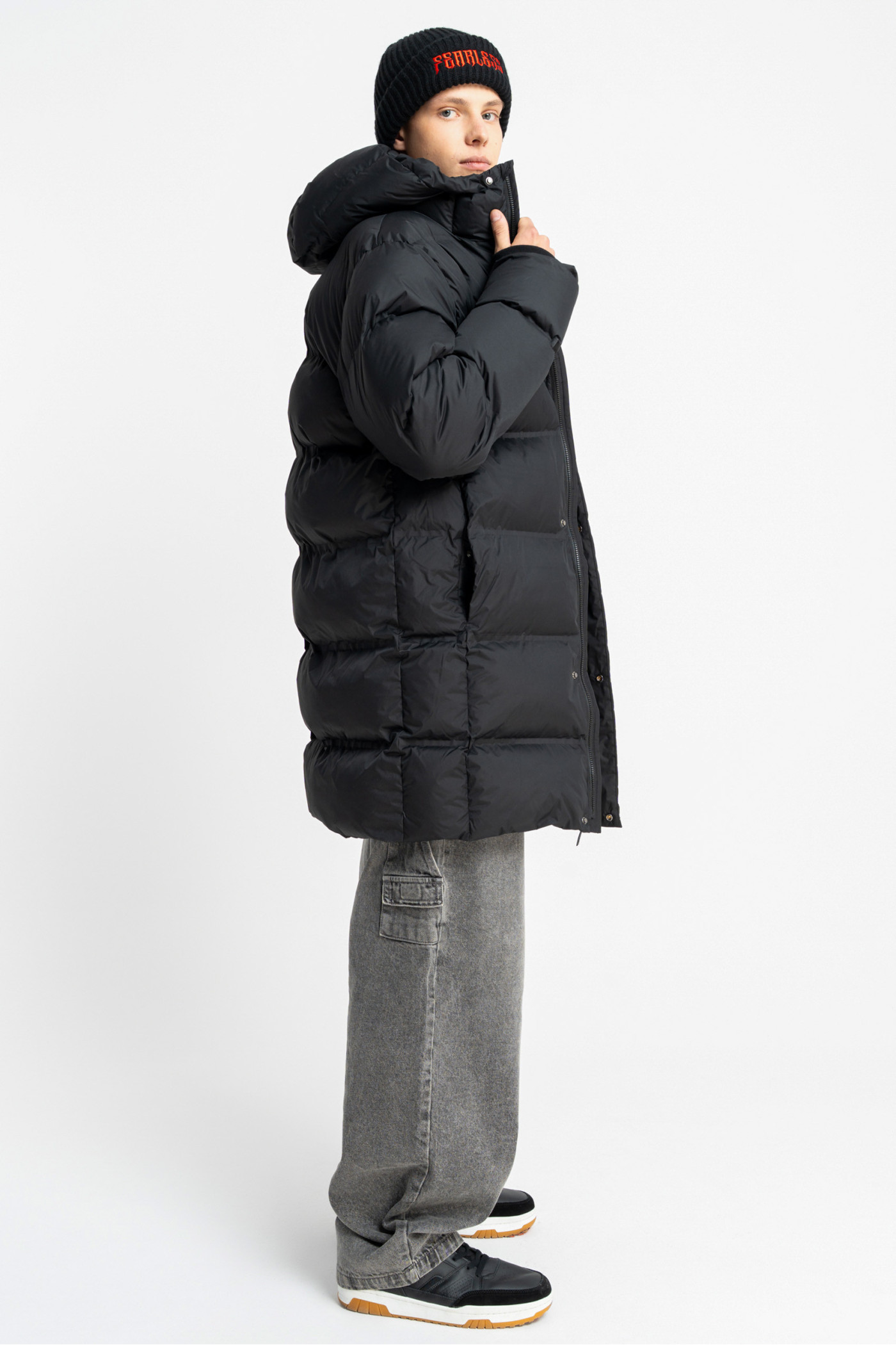 Czarna długa pikowana kurtka ocieplana z obszernym kapturem