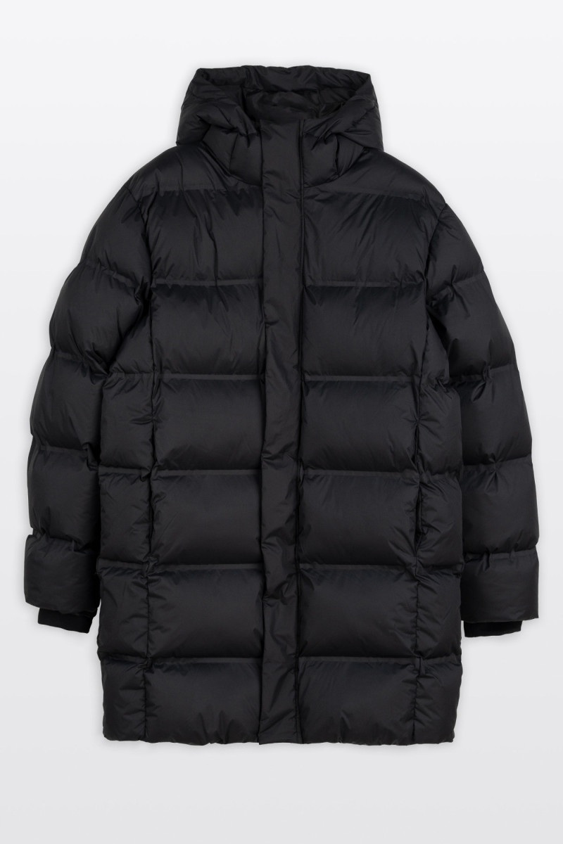 Czarna długa pikowana kurtka ocieplana z obszernym kapturem