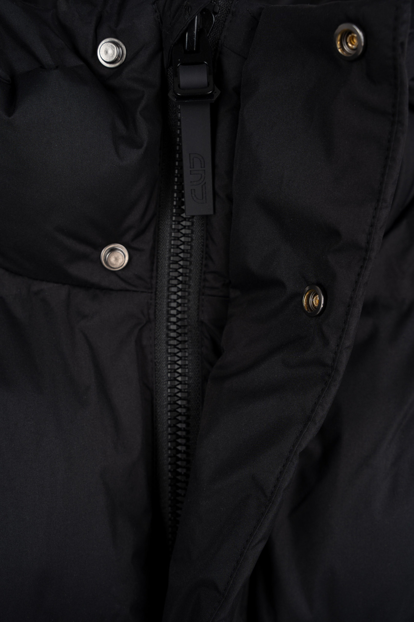 Czarna długa pikowana kurtka ocieplana z obszernym kapturem