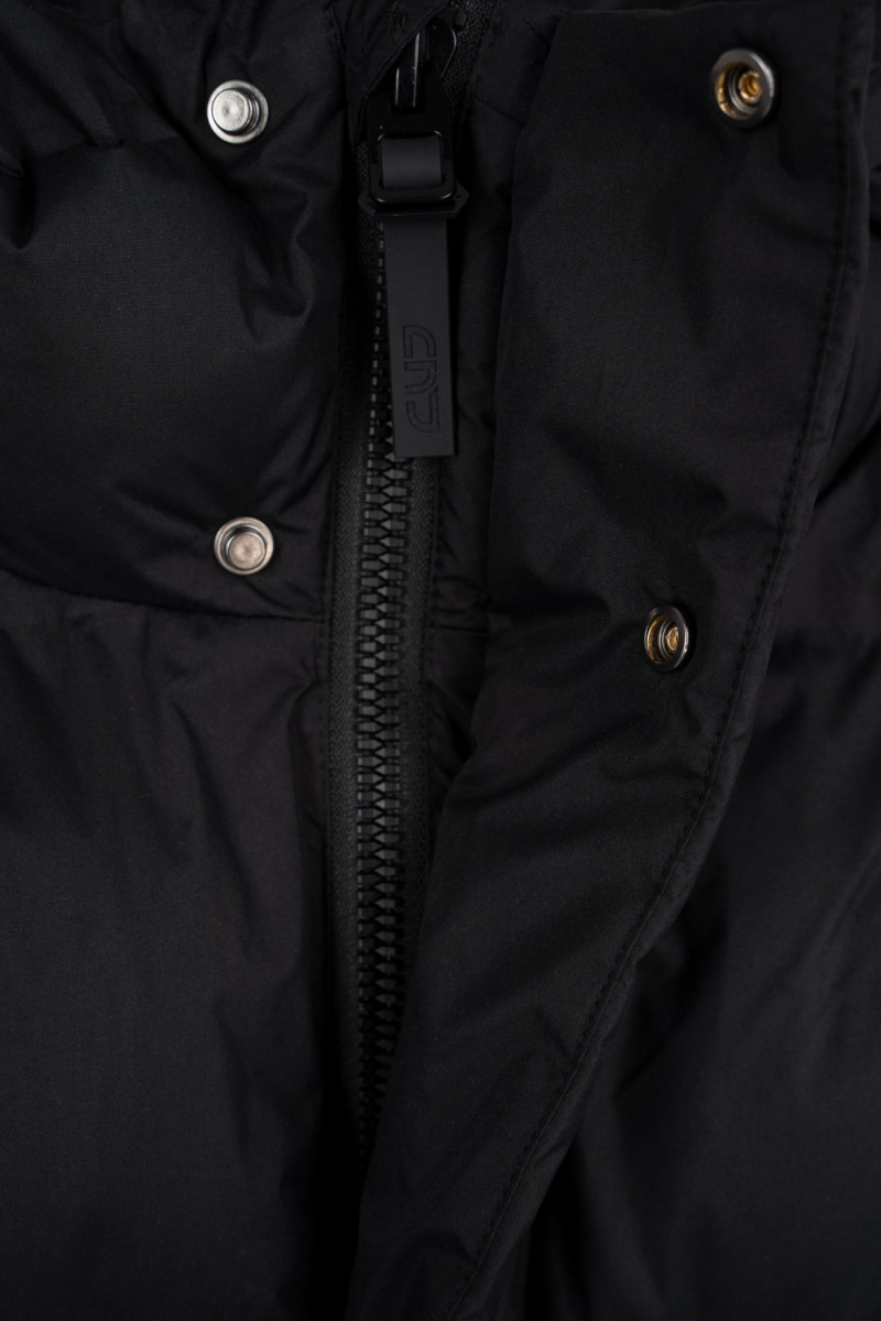 Czarna długa pikowana kurtka ocieplana z obszernym kapturem