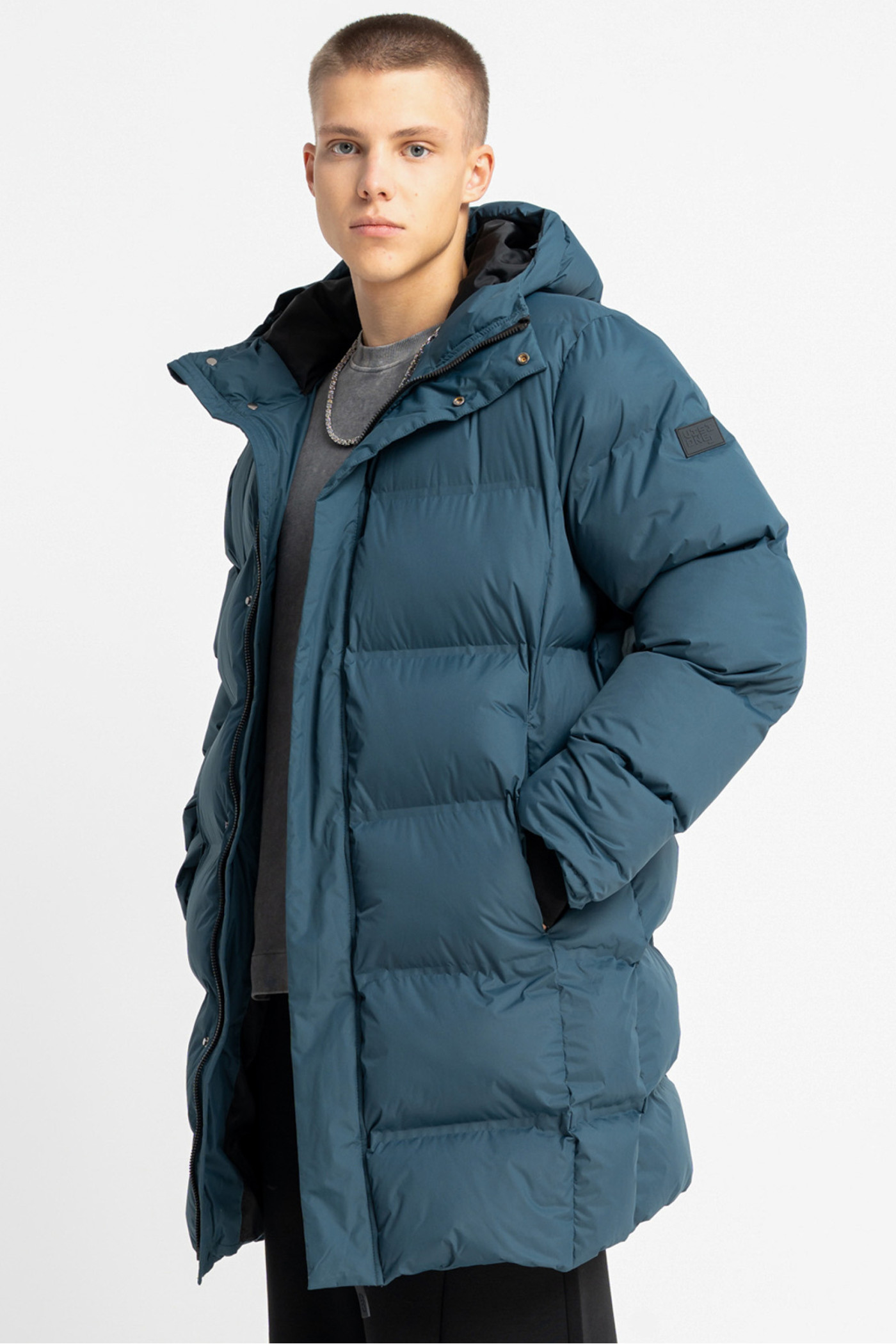 Niebieska długa pikowana kurtka ocieplana z obszernym kapturem