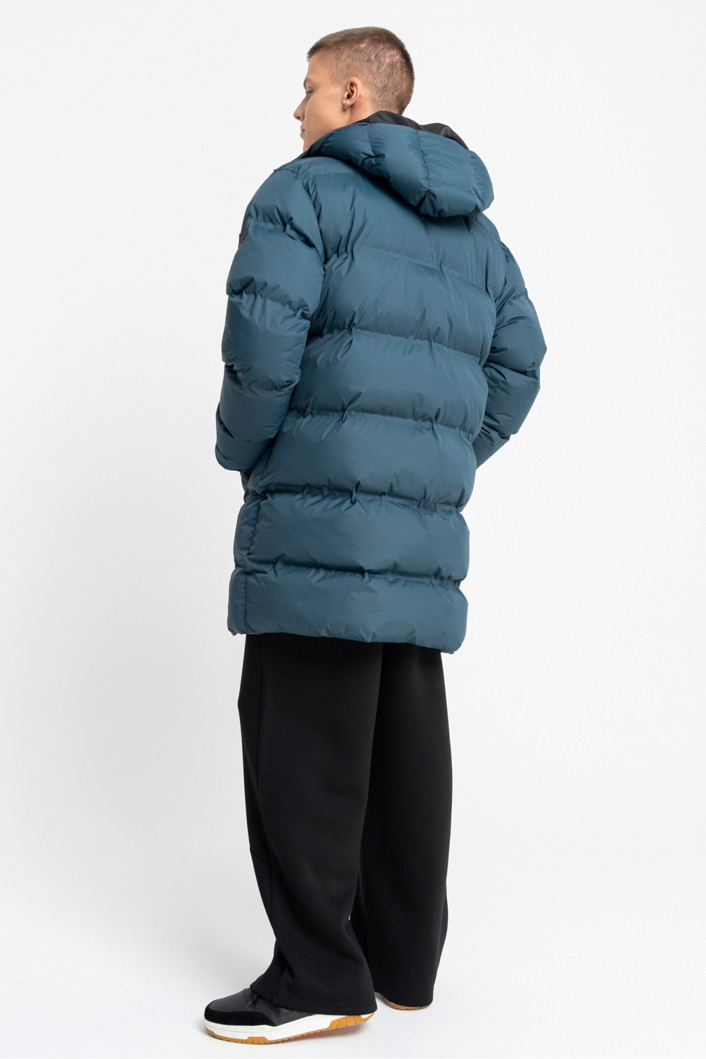 Niebieska długa pikowana kurtka ocieplana z obszernym kapturem