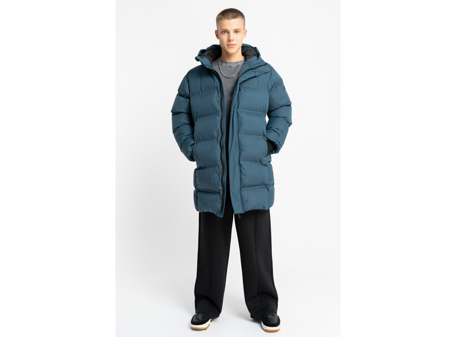 Niebieska długa pikowana kurtka ocieplana z obszernym kapturem