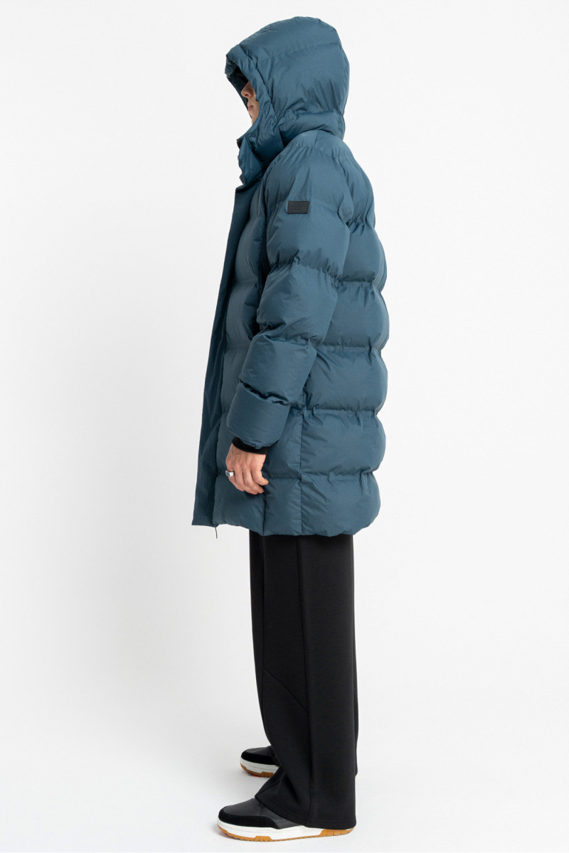 Niebieska długa pikowana kurtka ocieplana z obszernym kapturem