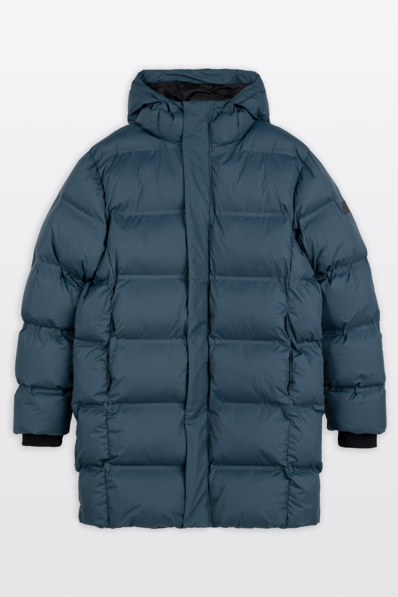 Niebieska długa pikowana kurtka ocieplana z obszernym kapturem