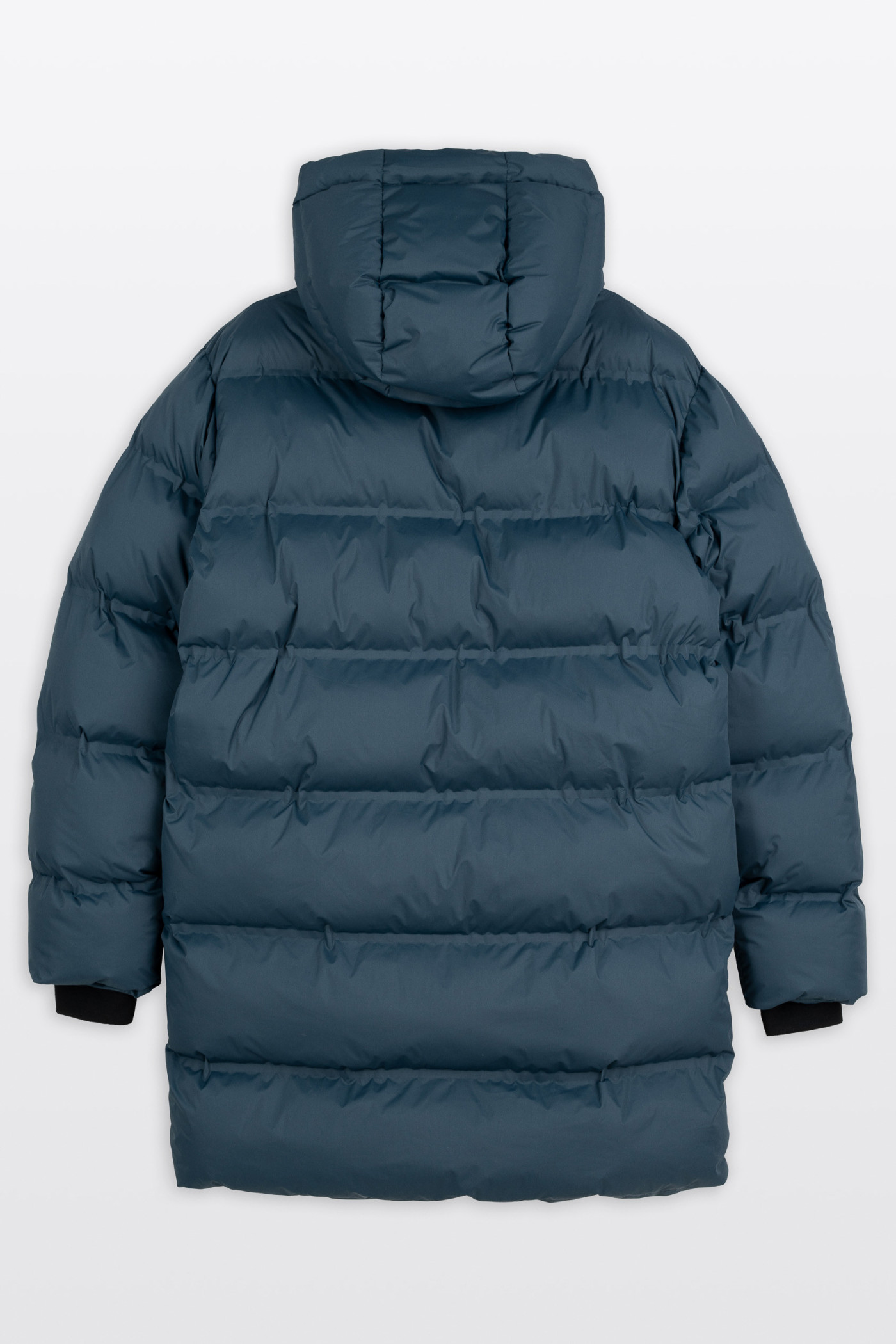 Niebieska długa pikowana kurtka ocieplana z obszernym kapturem