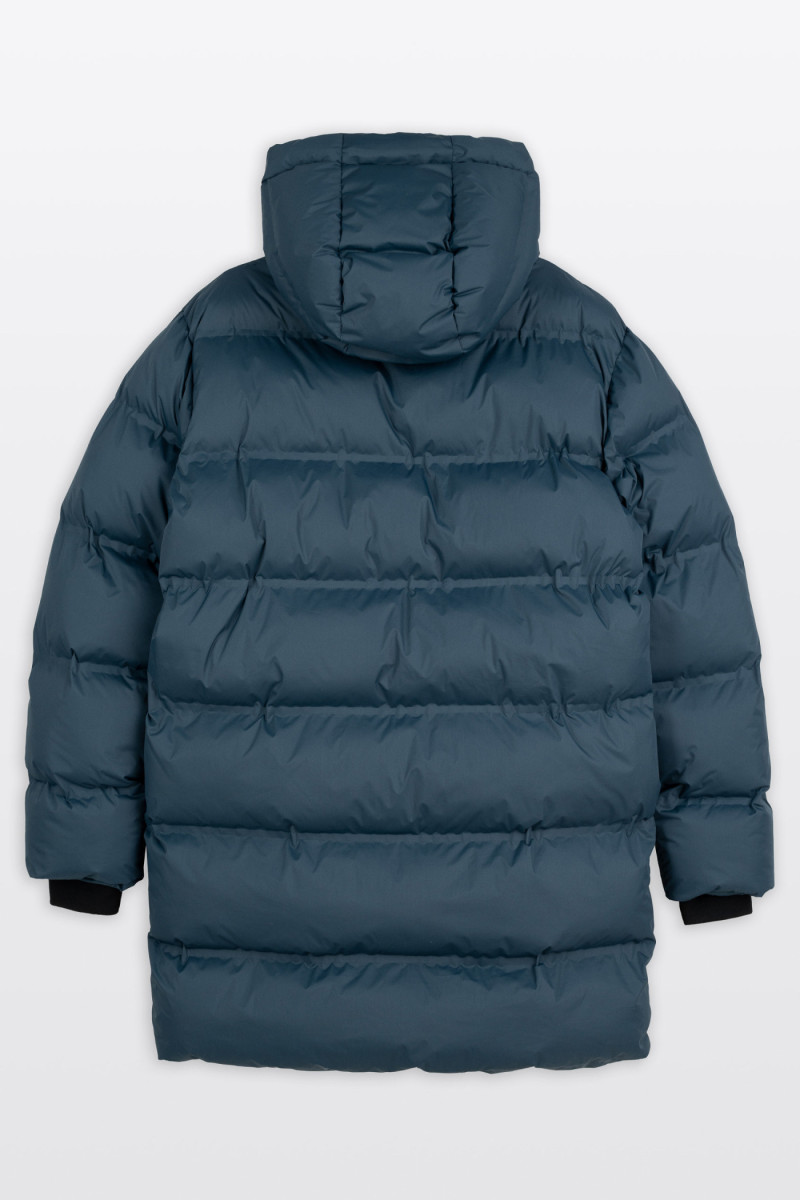 Niebieska długa pikowana kurtka ocieplana z obszernym kapturem