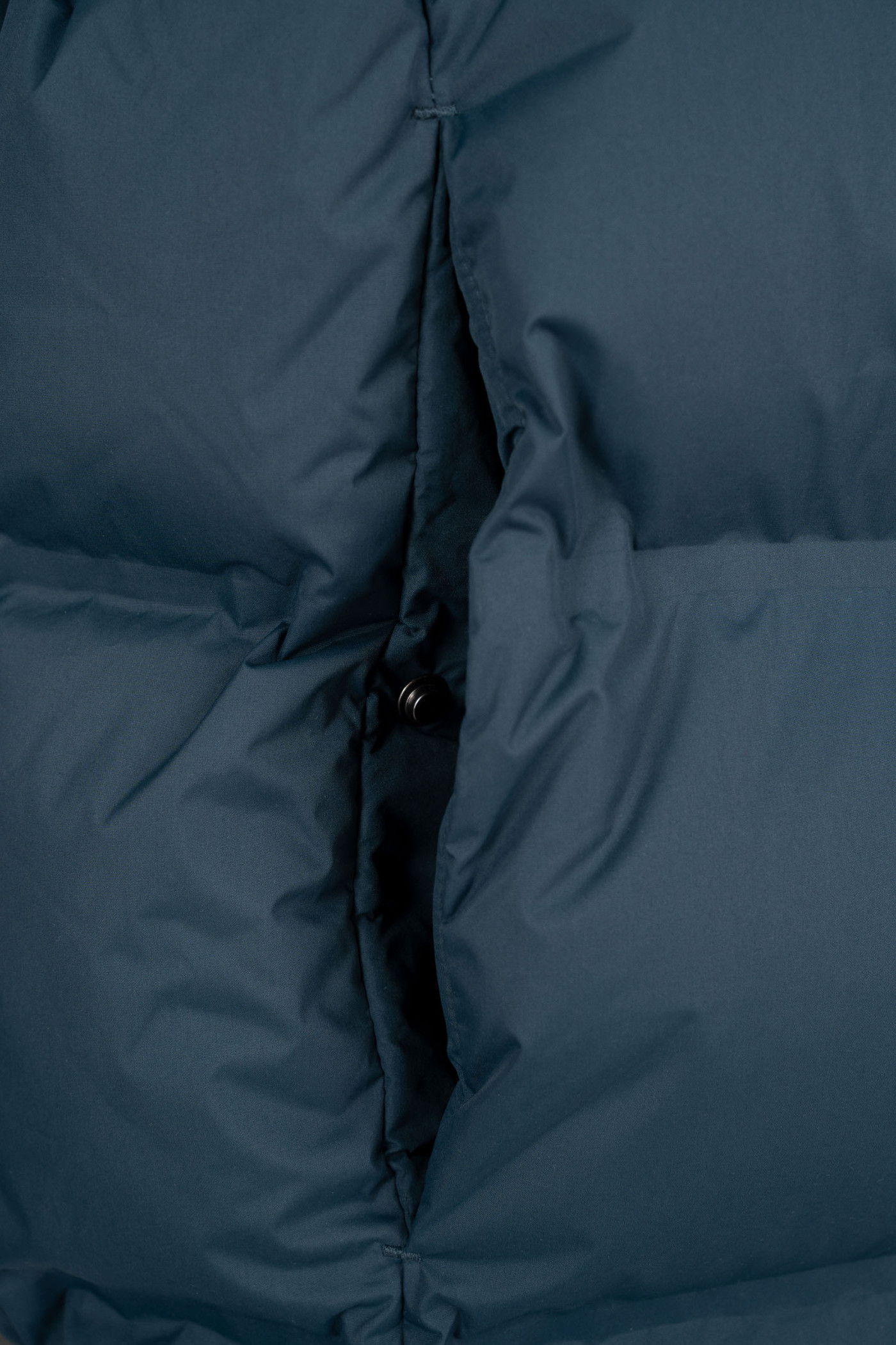 Niebieska długa pikowana kurtka ocieplana z obszernym kapturem