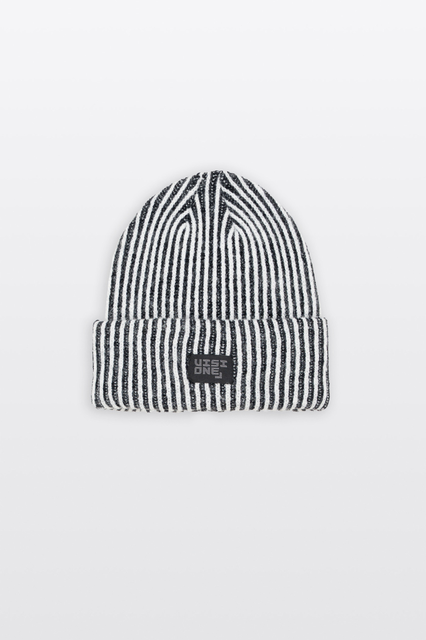 Biało-czarna czapka z naszywką z przodu