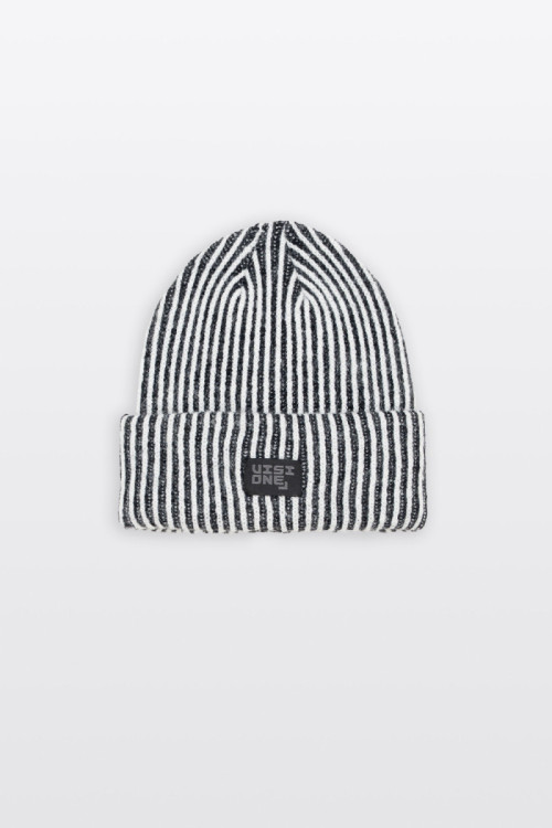 Biało-czarna czapka z naszywką z przodu