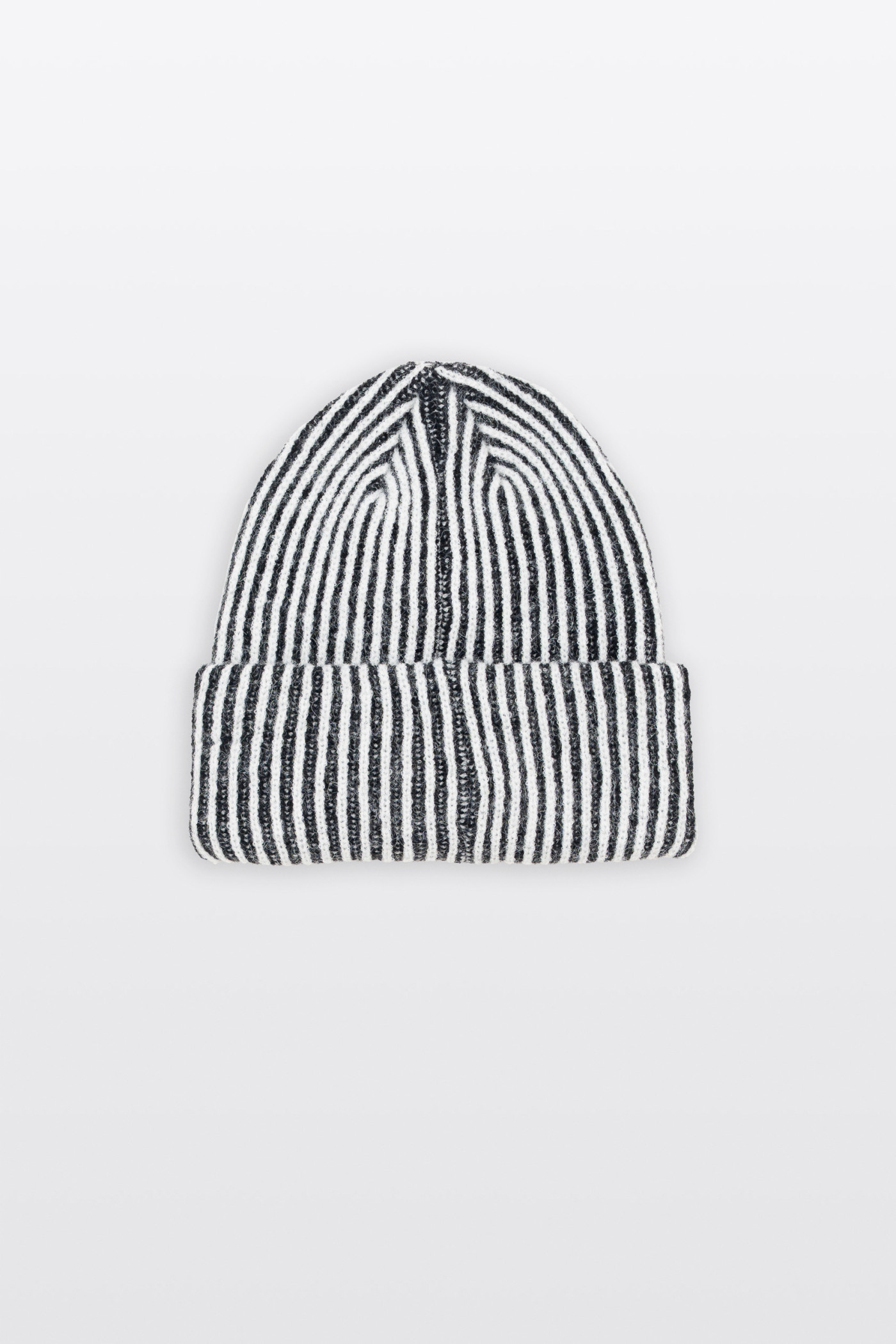 Biało-czarna czapka z naszywką z przodu