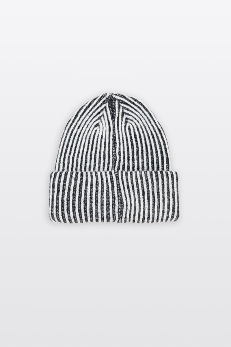 Biało-czarna czapka z naszywką z przodu