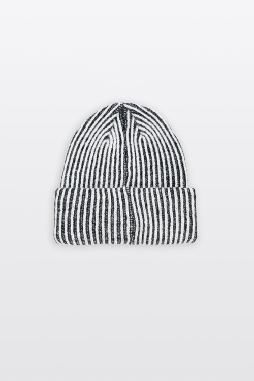 Biało-czarna czapka z naszywką z przodu