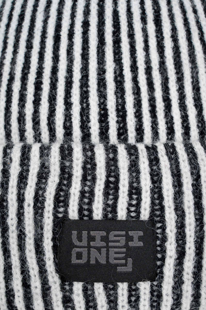 Biało-czarna czapka z naszywką z przodu, biały