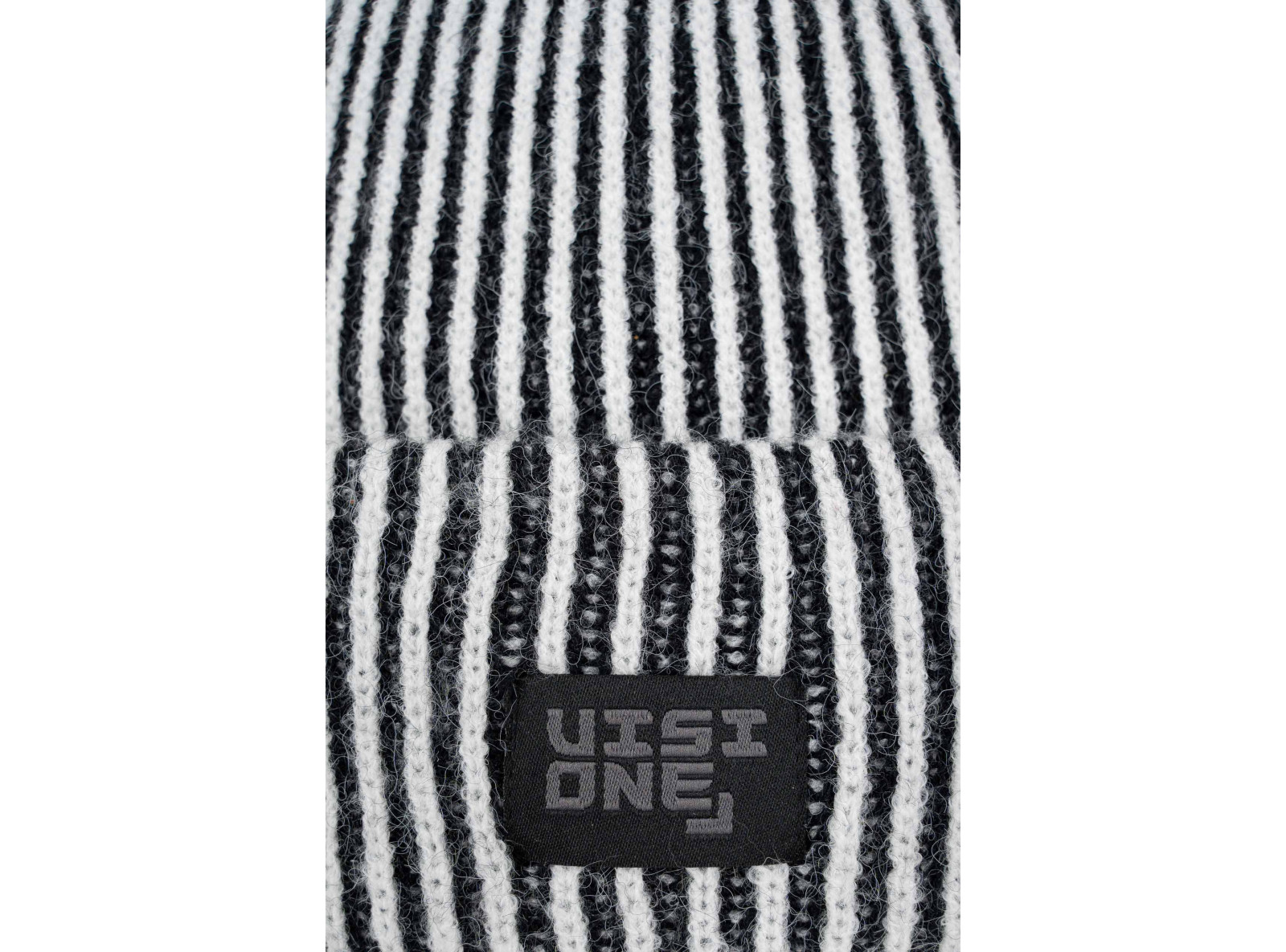 Biało-czarna czapka z naszywką z przodu