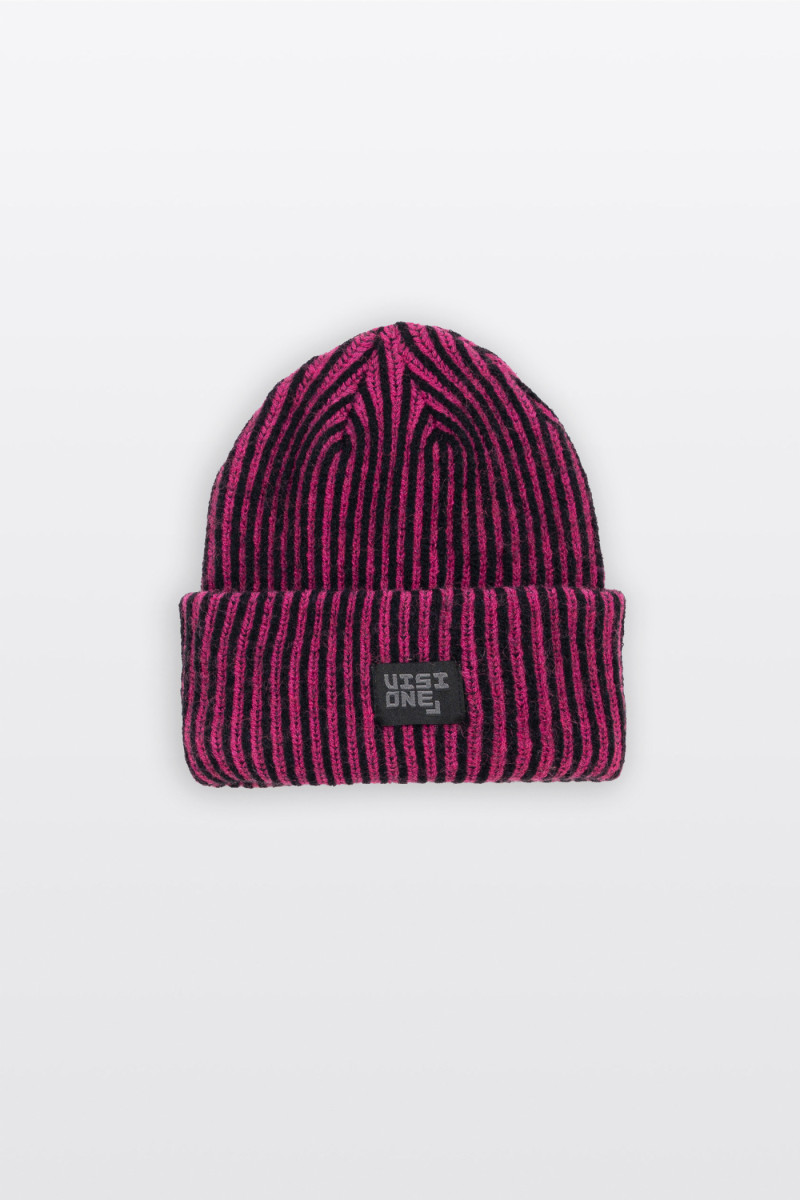 Czerwono-czarna czapka z naszywką z przodu