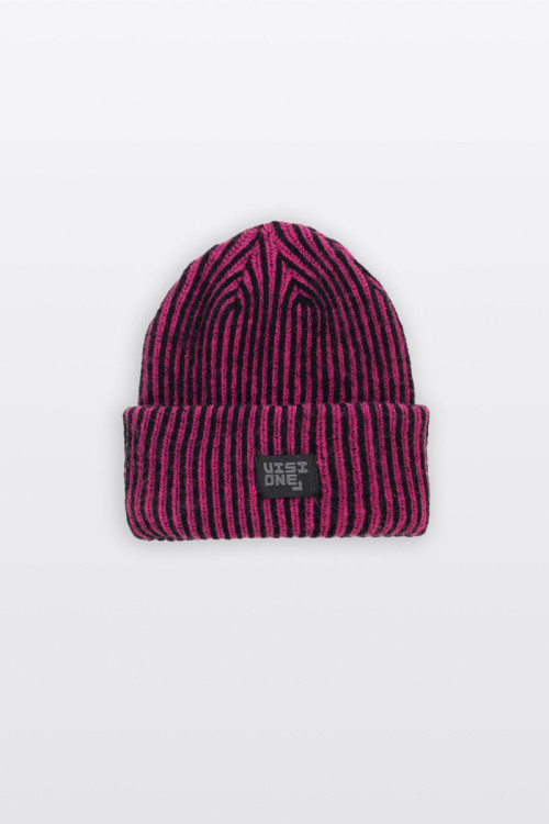 Czerwono-czarna czapka z naszywką z przodu