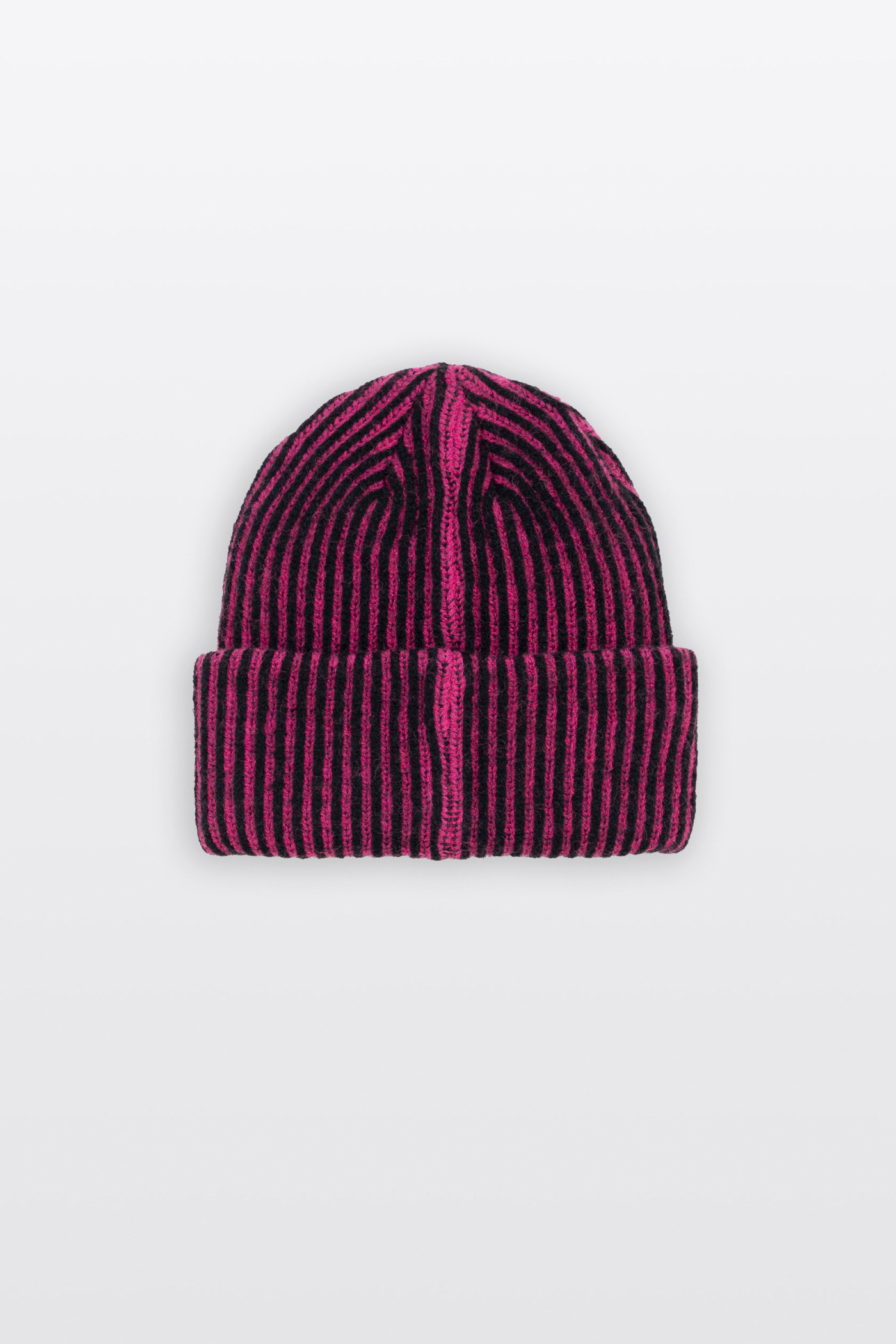 Czerwono-czarna czapka z naszywką z przodu