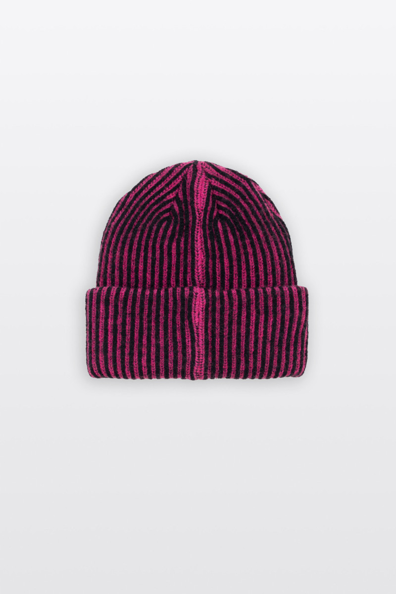 Czerwono-czarna czapka z naszywką z przodu