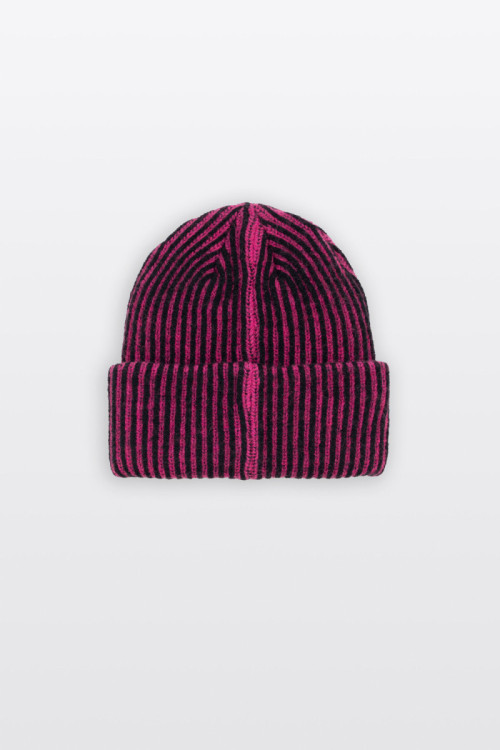 Czerwono-czarna czapka z naszywką z przodu