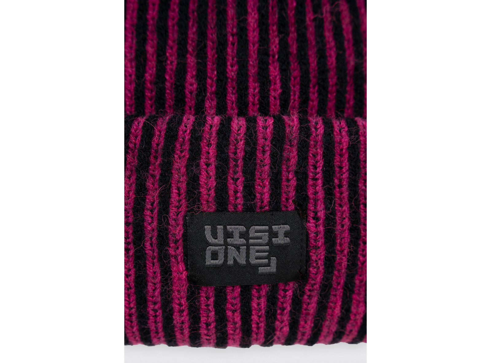 Czerwono-czarna czapka z naszywką z przodu