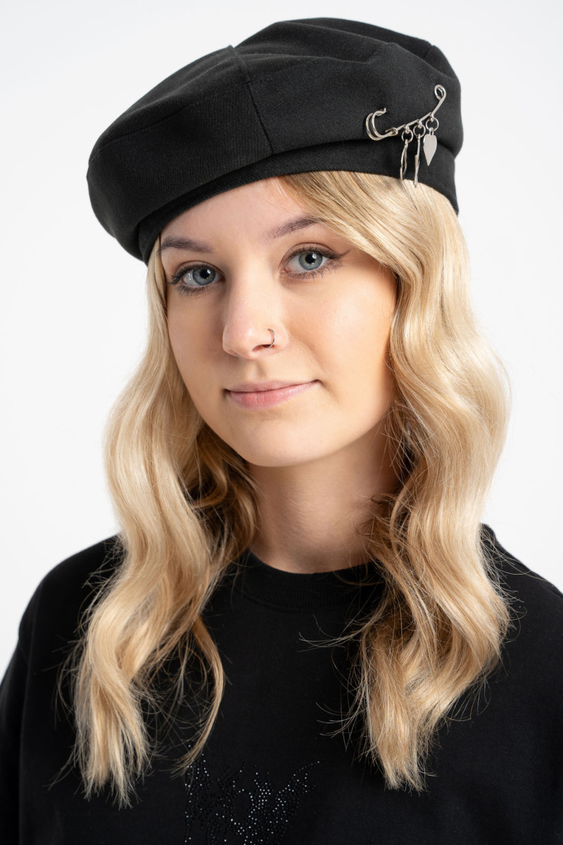 Czarny beret z ozdobną agrafką Czarny beret z ozdobną agrafką