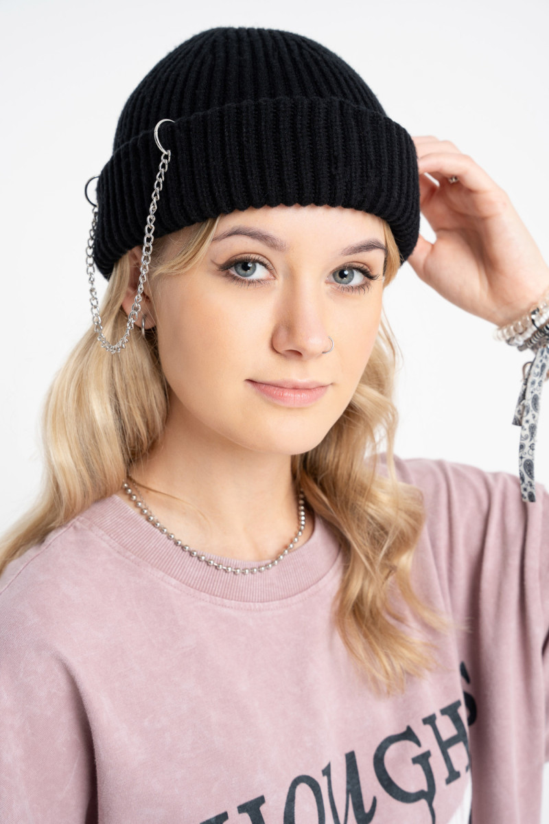 Czarna czapka z ozdobnym łańcuszkiem Czarna czapka z ozdobnym łańcuszkiem