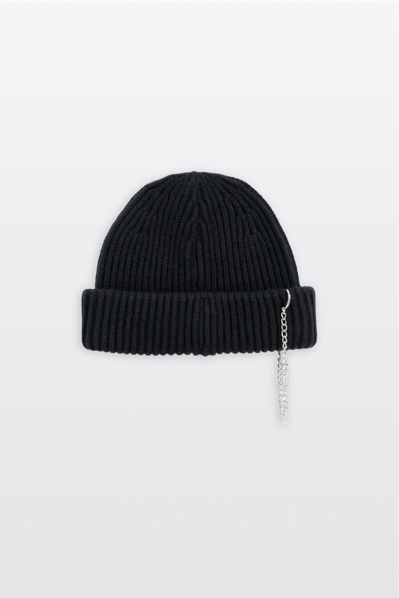 Czarna czapka z ozdobnym łańcuszkiem, czarny