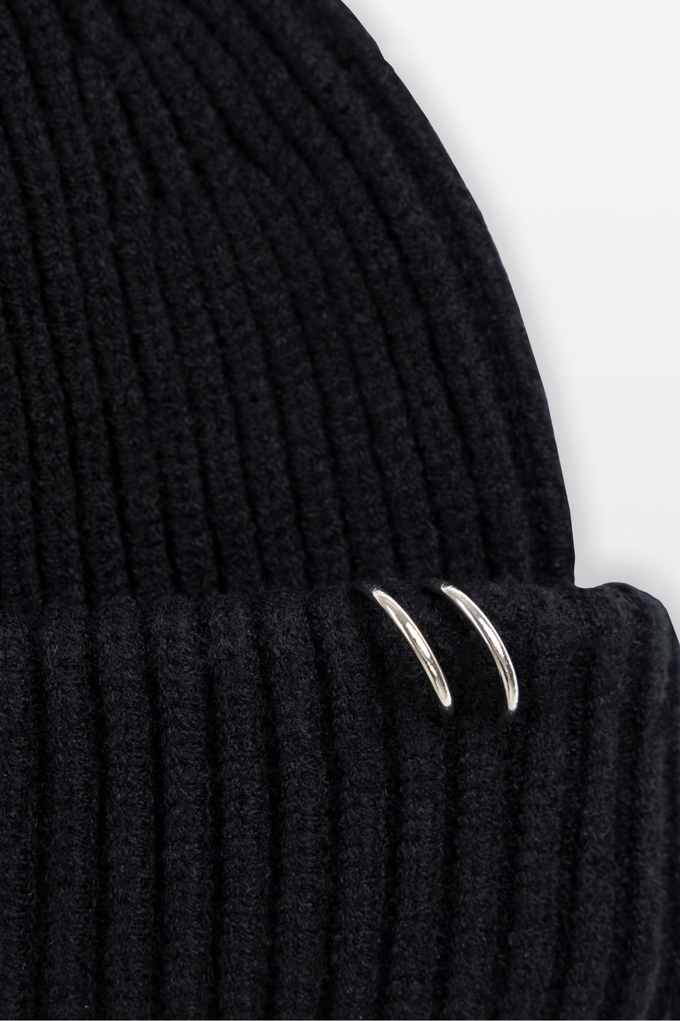 Czarna czapka z ozdobnym łańcuszkiem Czarna czapka z ozdobnym łańcuszkiem