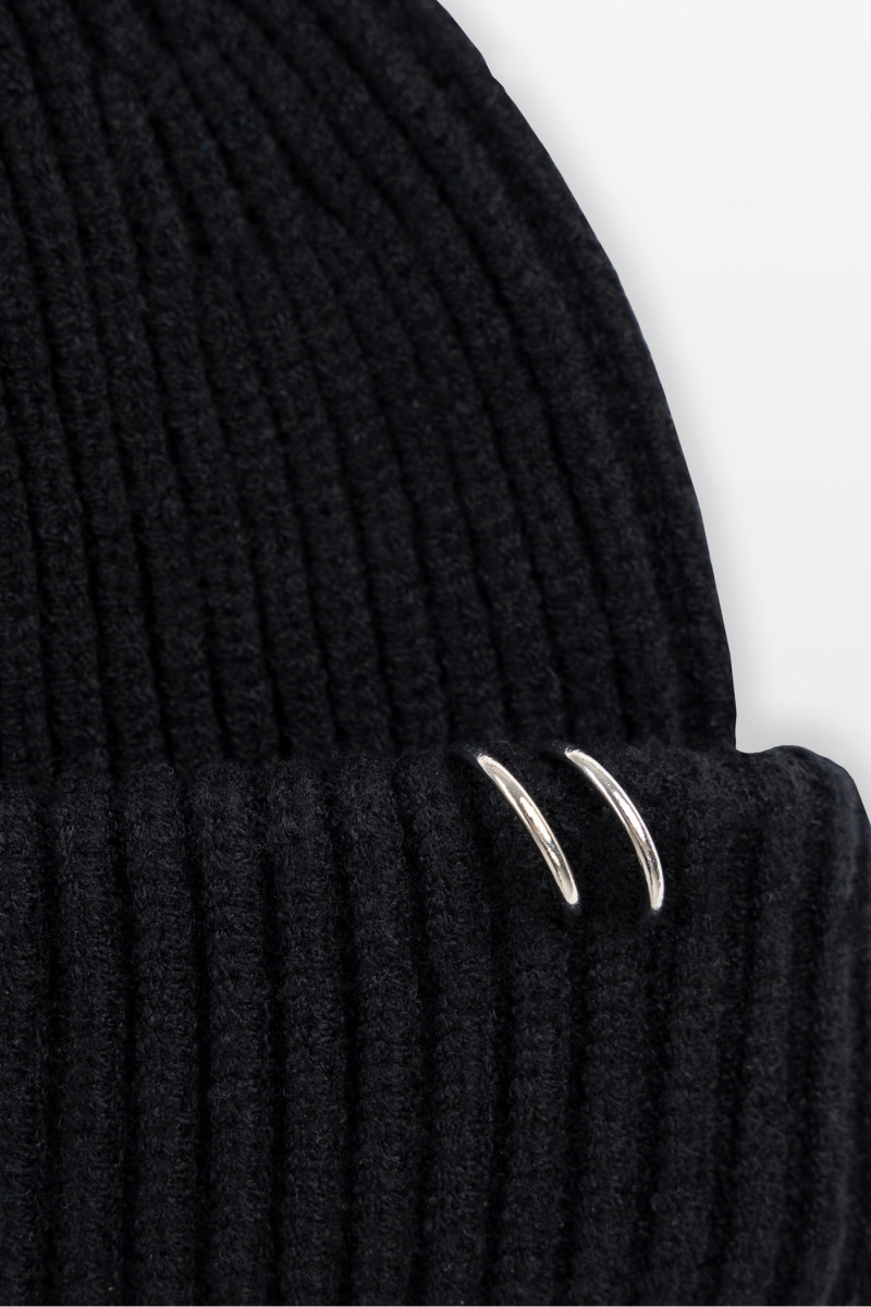 Czarna czapka z ozdobnym łańcuszkiem Czarna czapka z ozdobnym łańcuszkiem