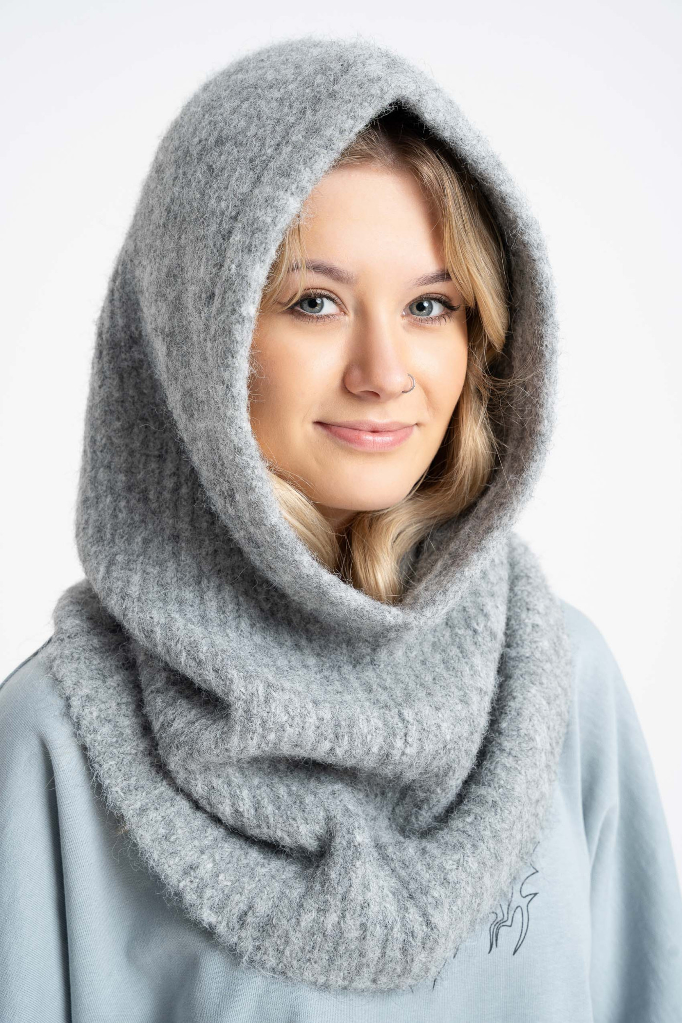 Szary komin z kapturem Szary komin z kapturem