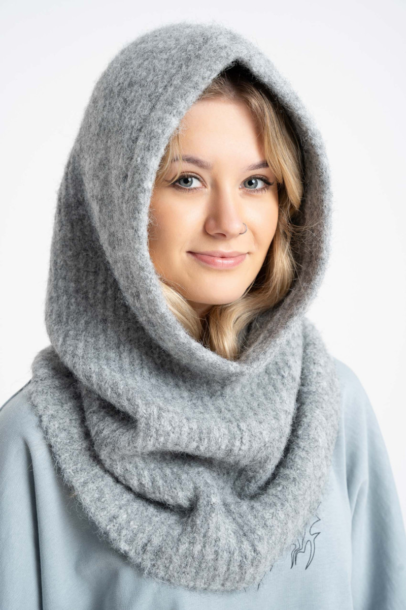 Szary komin z kapturem Szary komin z kapturem