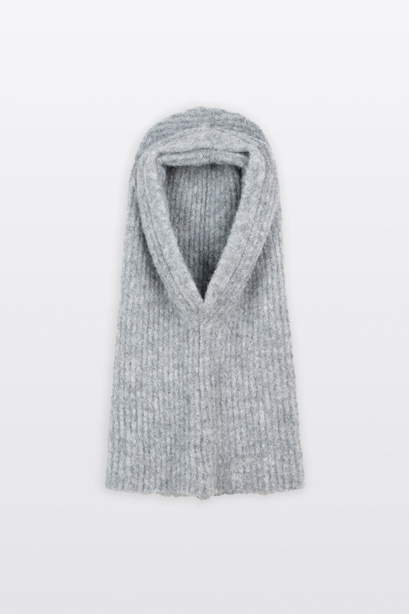 Szary komin z kapturem Szary komin z kapturem