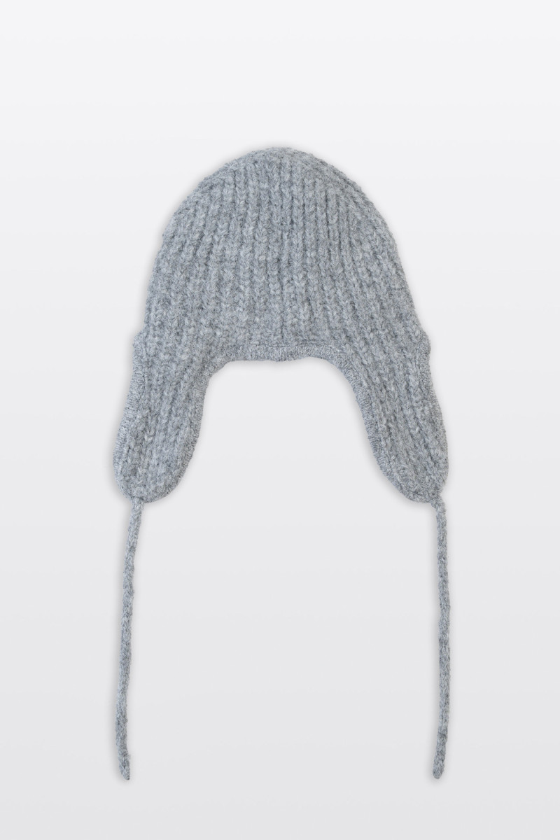 Szara czapka uszatka, szary