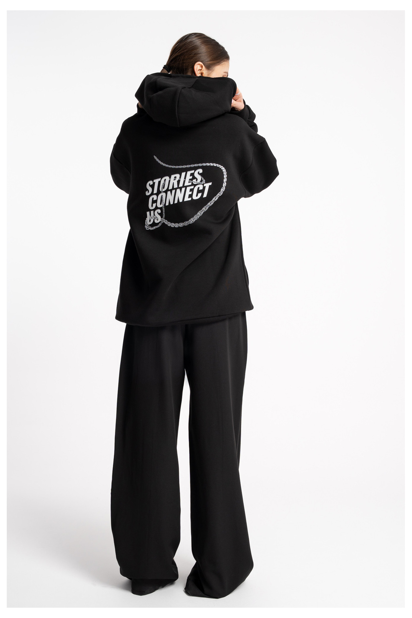 Czarna bluza UNISEX REGULAR z kapturem STORIES CONNECT US