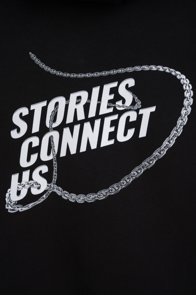 Czarna bluza UNISEX REGULAR z kapturem STORIES CONNECT US
