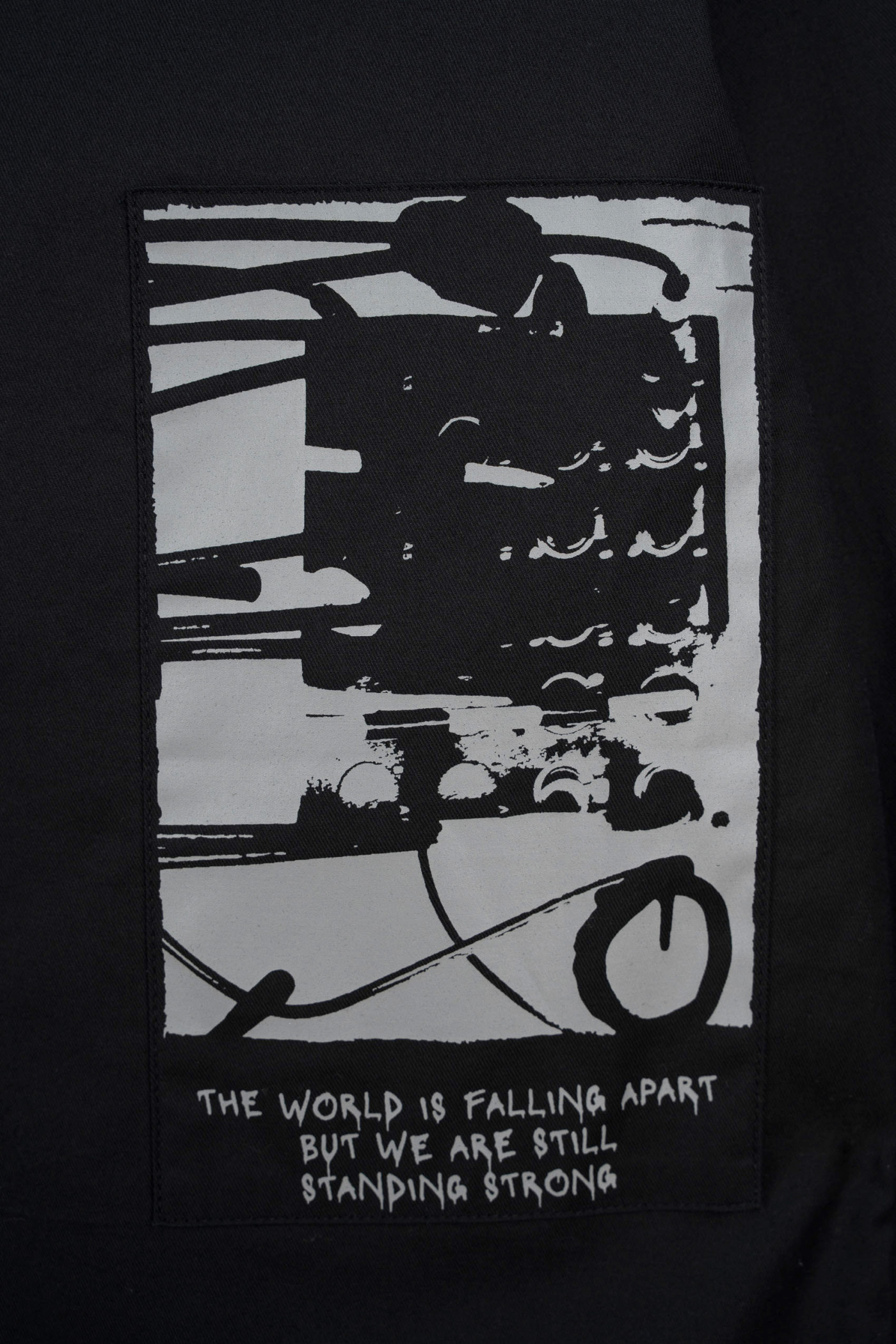 Czarna koszula LOOSE z autorską grafiką z przodu z długim rękawem