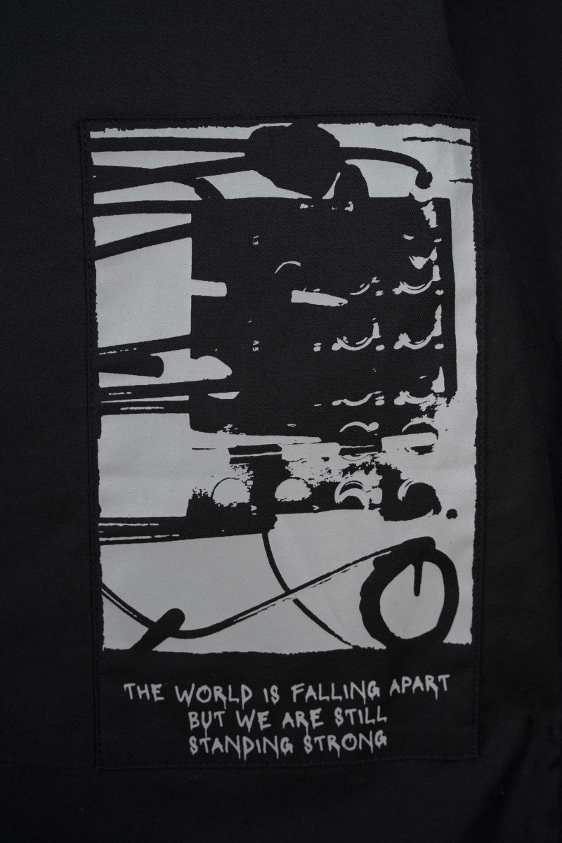 Czarna koszula LOOSE z autorską grafiką z przodu z długim rękawem