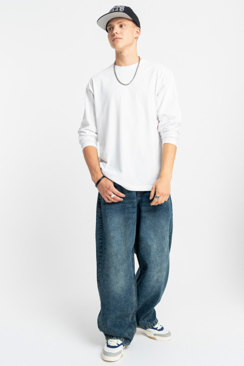 Granatowe spodnie jeansowe o kroju BAGGY z haftem na kieszeni Granatowe spodnie jeansowe o kroju BAGGY z haftem na kieszeni