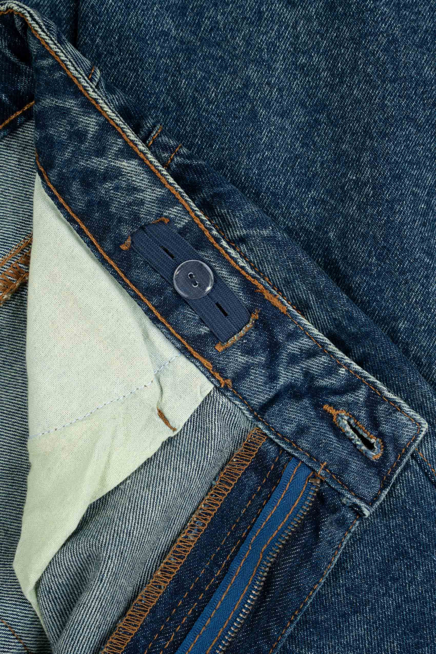 Granatowe spodnie jeansowe o kroju BAGGY z haftem na kieszeni