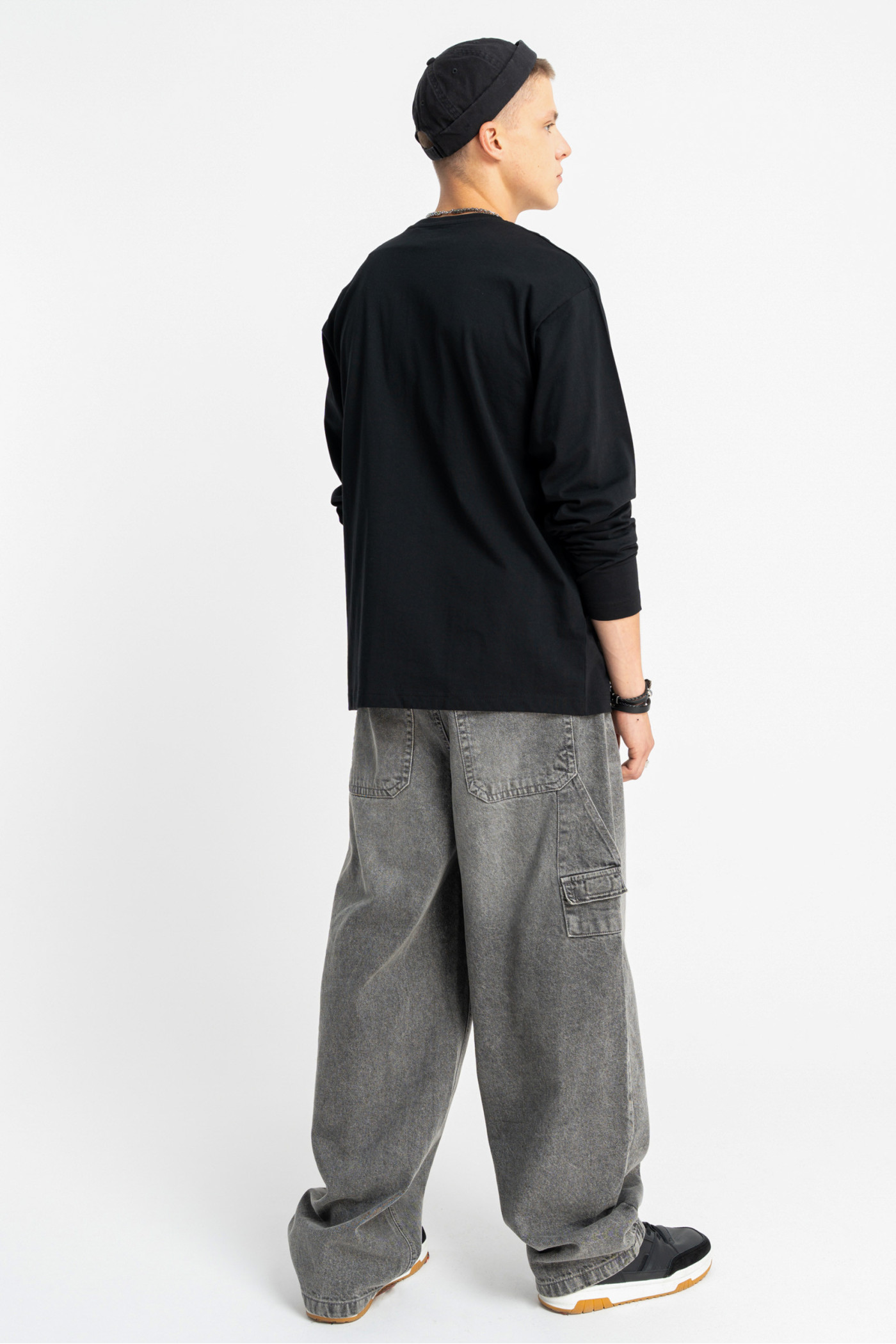 Czarny longsleeve z minimalistycznym nadrukiem na dole Czarny longsleeve z minimalistycznym nadrukiem na dole