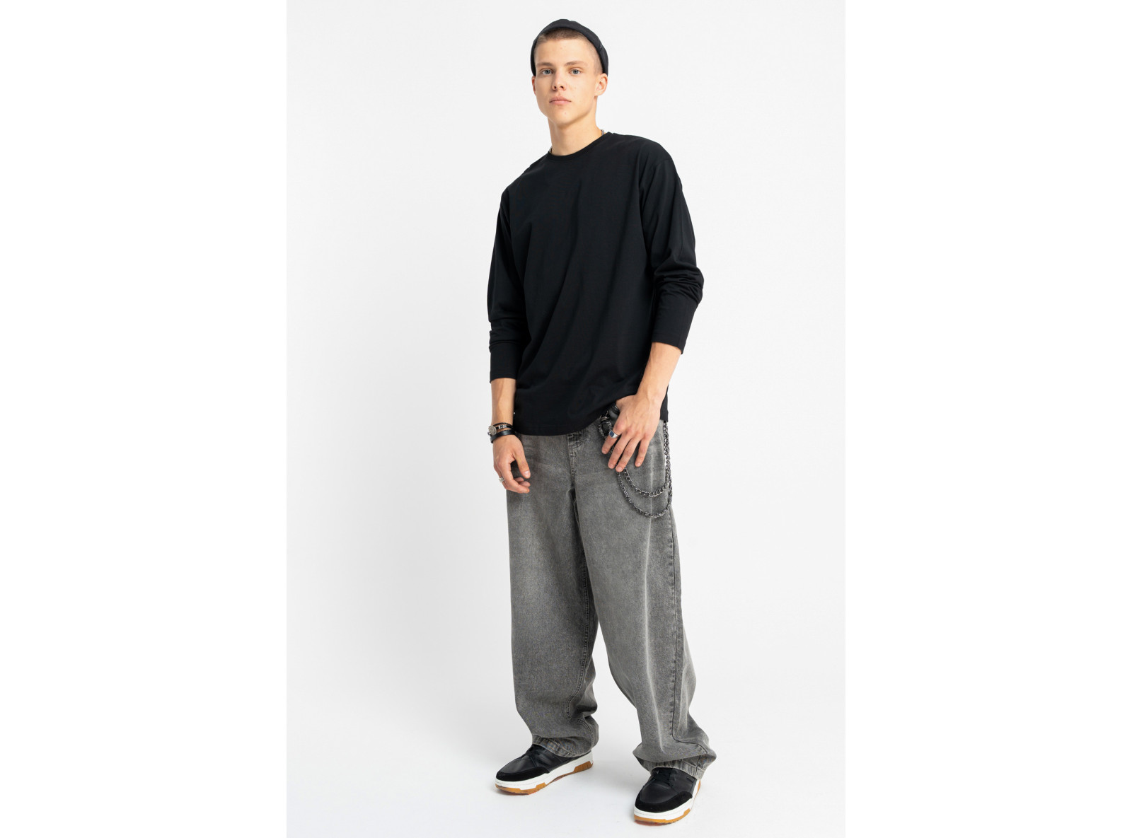 Czarny longsleeve REGULAR z minimalistycznym nadrukiem na dole