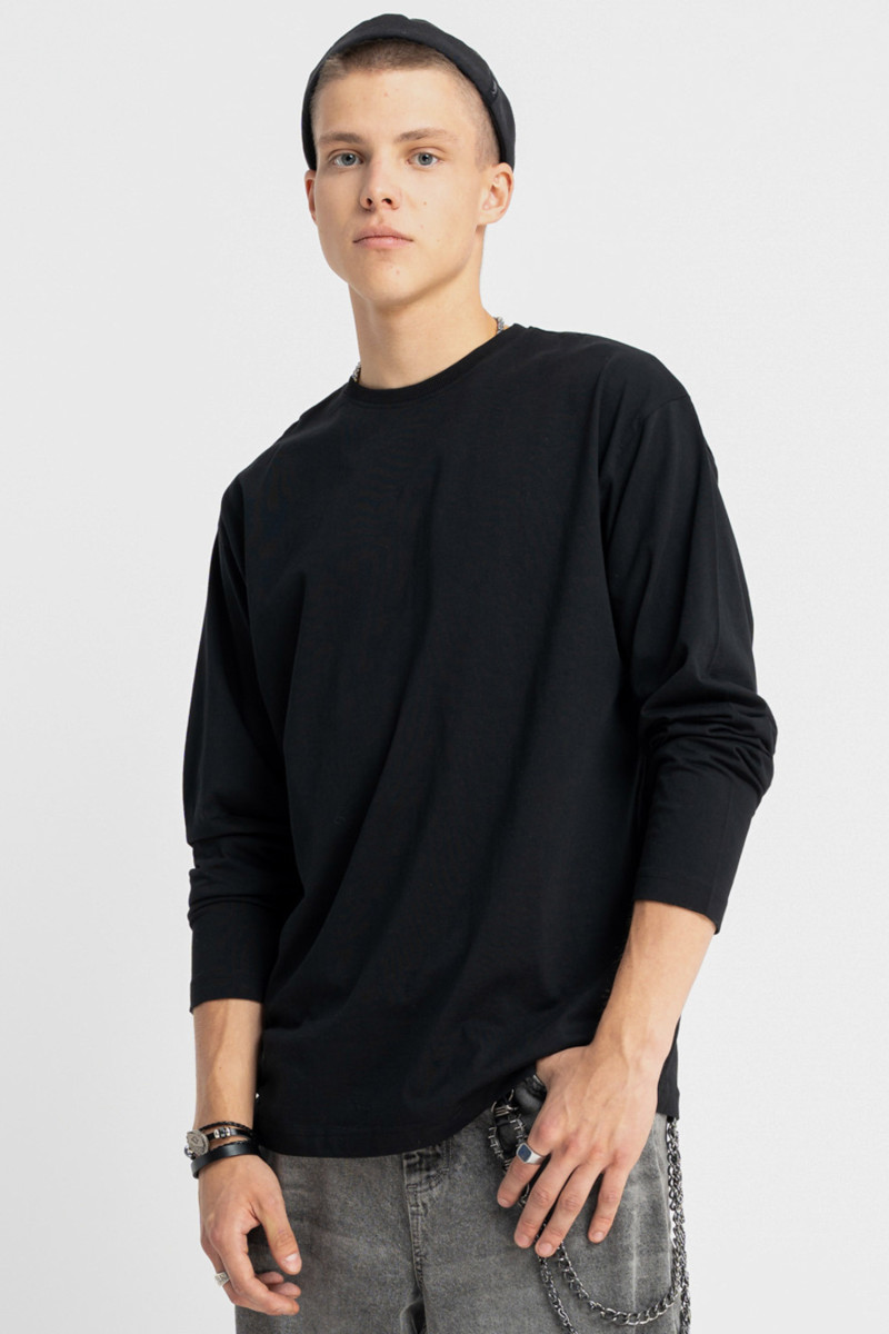 Czarny longsleeve z minimalistycznym nadrukiem na dole Czarny longsleeve z minimalistycznym nadrukiem na dole