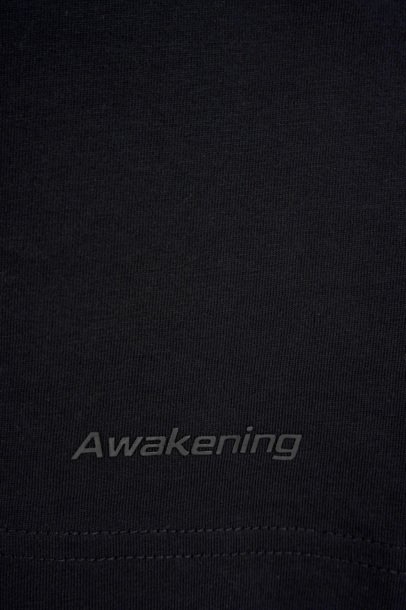 Czarny longsleeve z minimalistycznym nadrukiem na dole Czarny longsleeve z minimalistycznym nadrukiem na dole