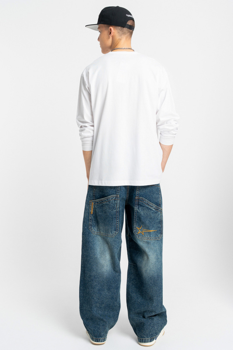 Biały longsleeve REGULAR z minimalistycznym nadrukiem na dole